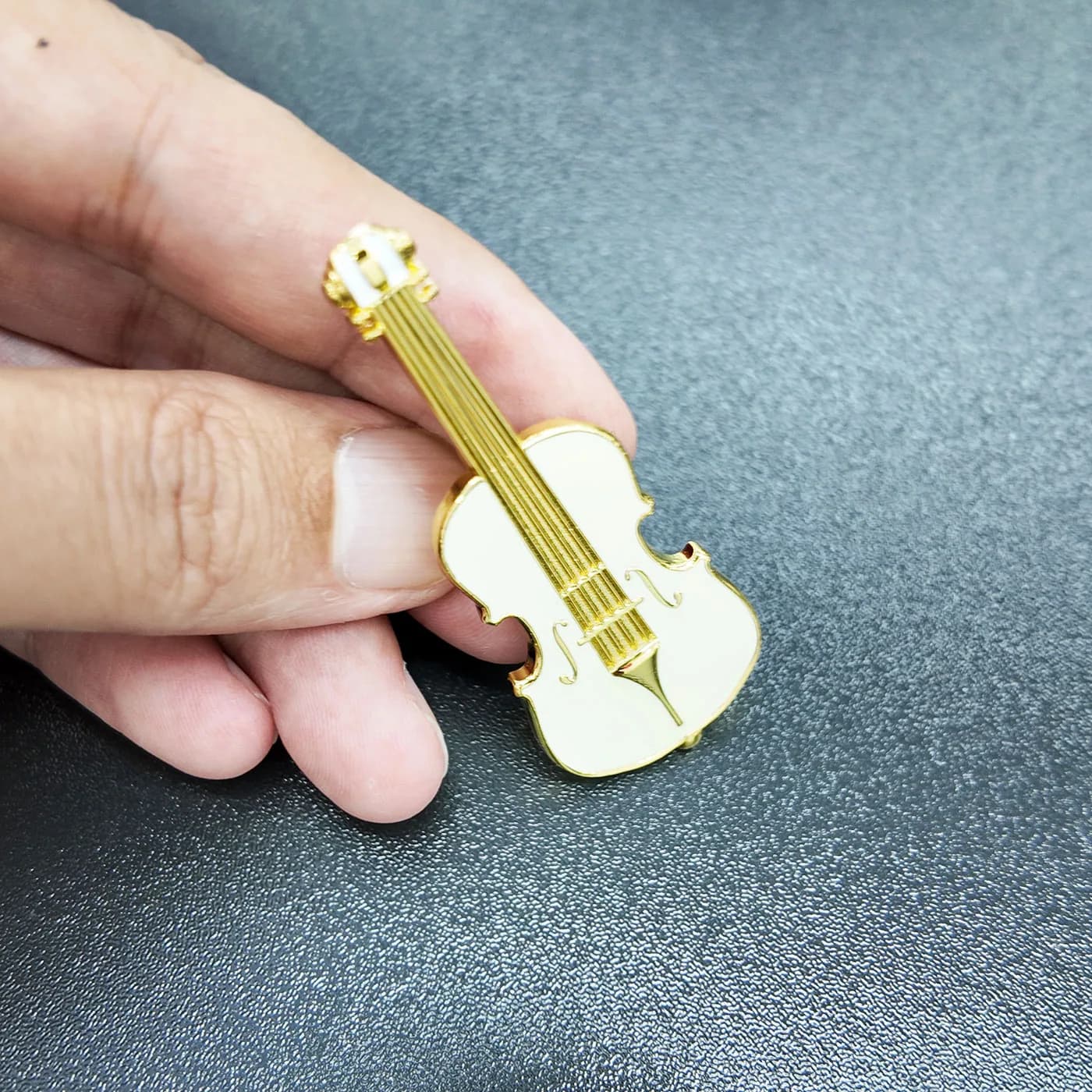 Distintivi commemorativi personalizzati a forma di strumenti musicali in lega di zinco con smalto (2/6)