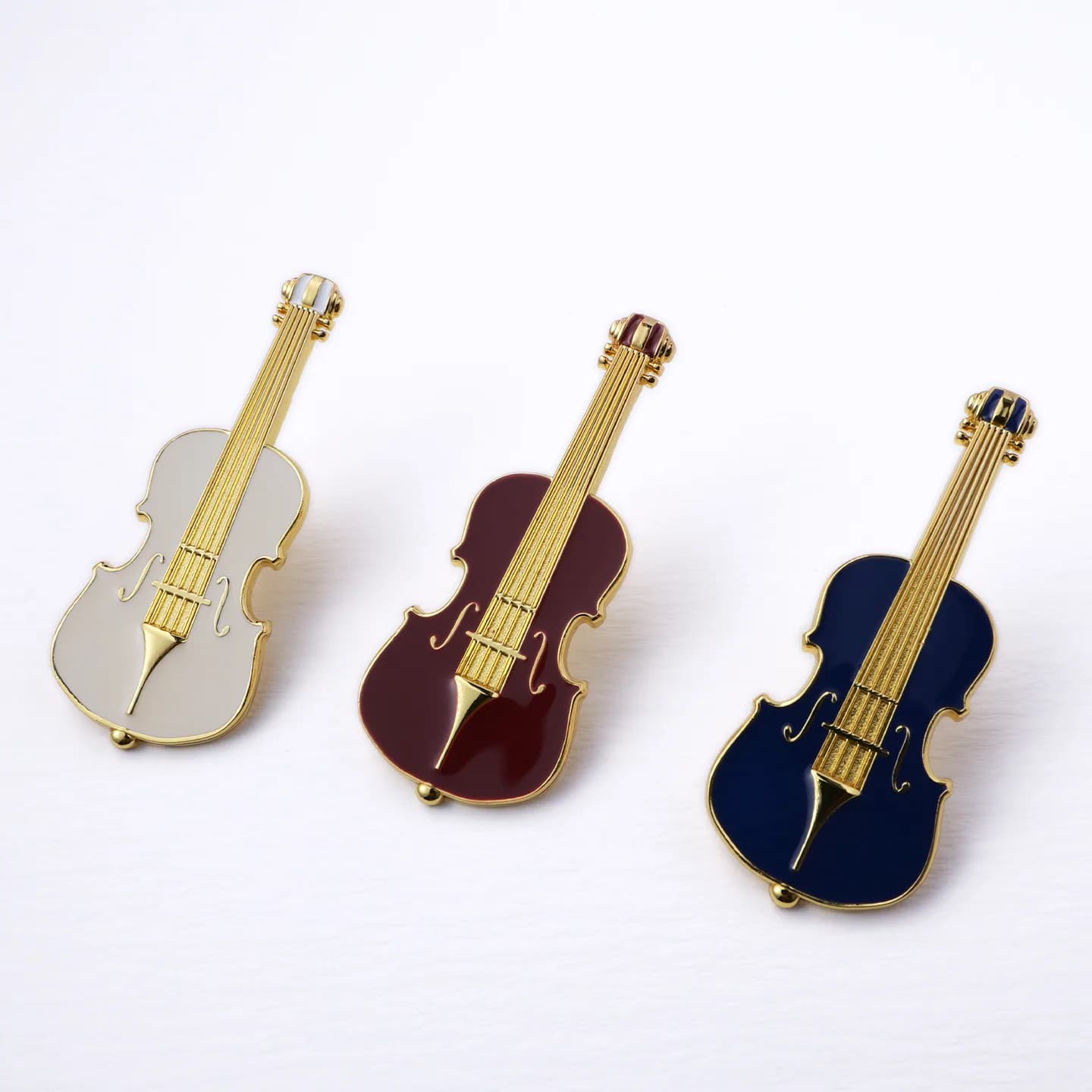 Distintivi commemorativi personalizzati a forma di strumenti musicali in lega di zinco con smalto (1/6)