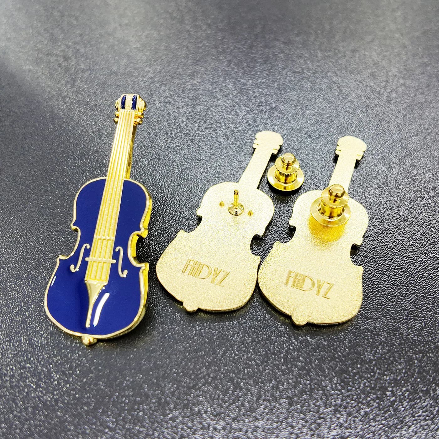 Distintivi commemorativi personalizzati a forma di strumenti musicali in lega di zinco con smalto (6/6)