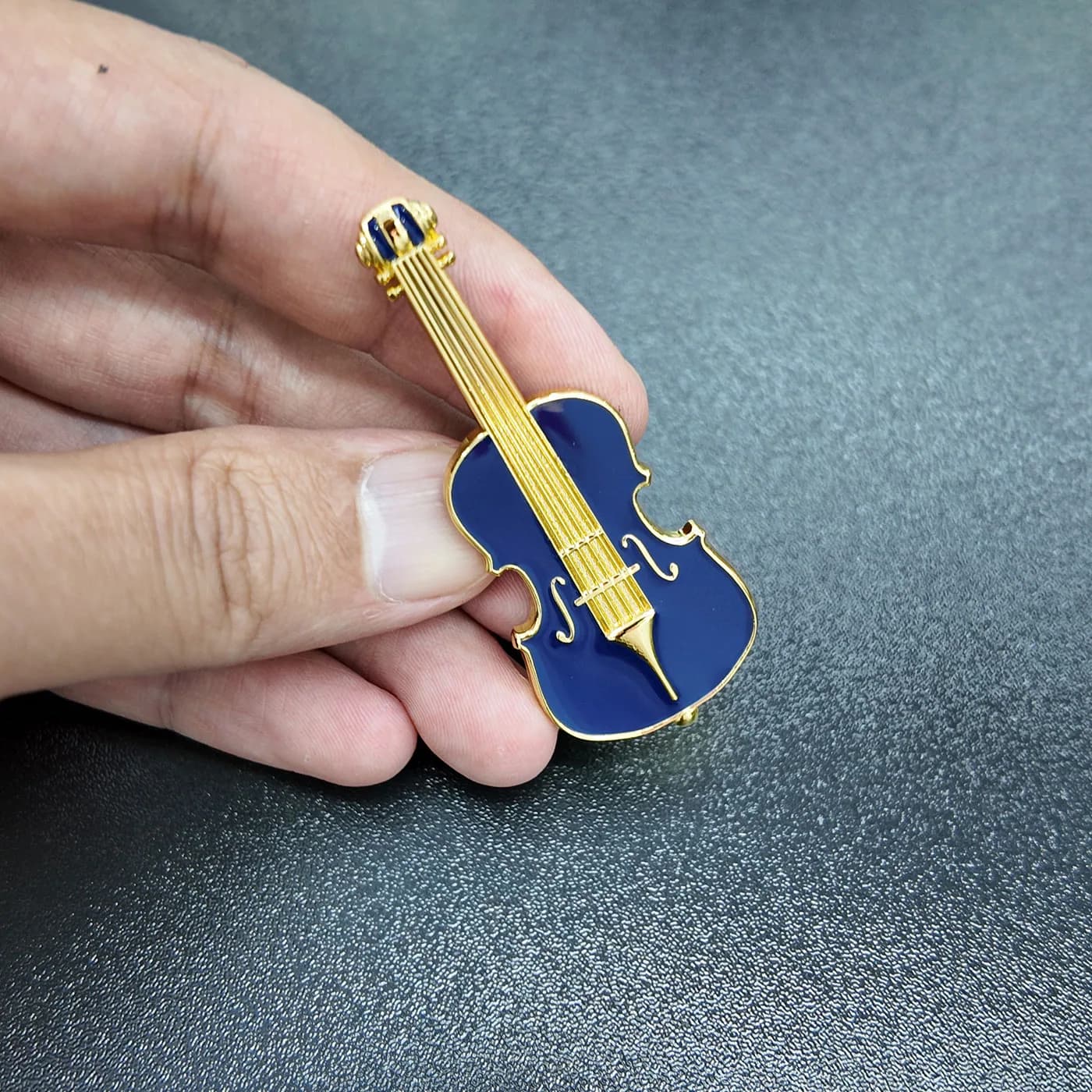 Distintivi commemorativi personalizzati a forma di strumenti musicali in lega di zinco con smalto (3/6)