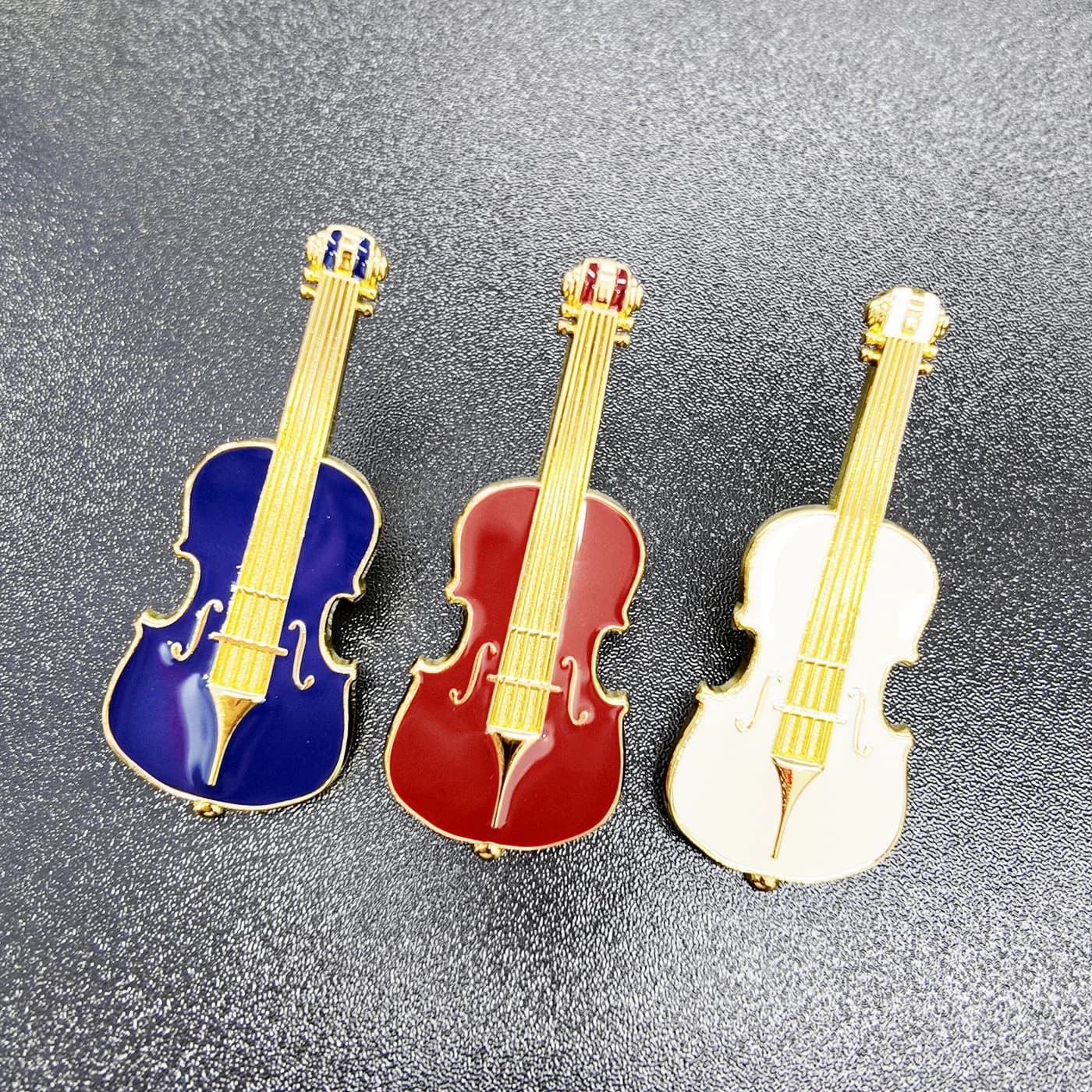 Distintivi commemorativi personalizzati a forma di strumenti musicali in lega di zinco con smalto (5/6)