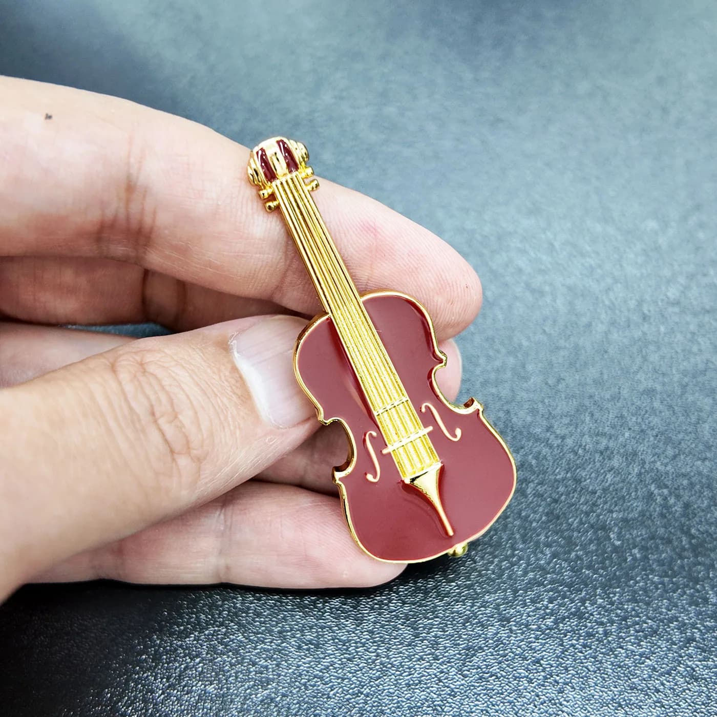 Distintivi commemorativi personalizzati a forma di strumenti musicali in lega di zinco con smalto (4/6)