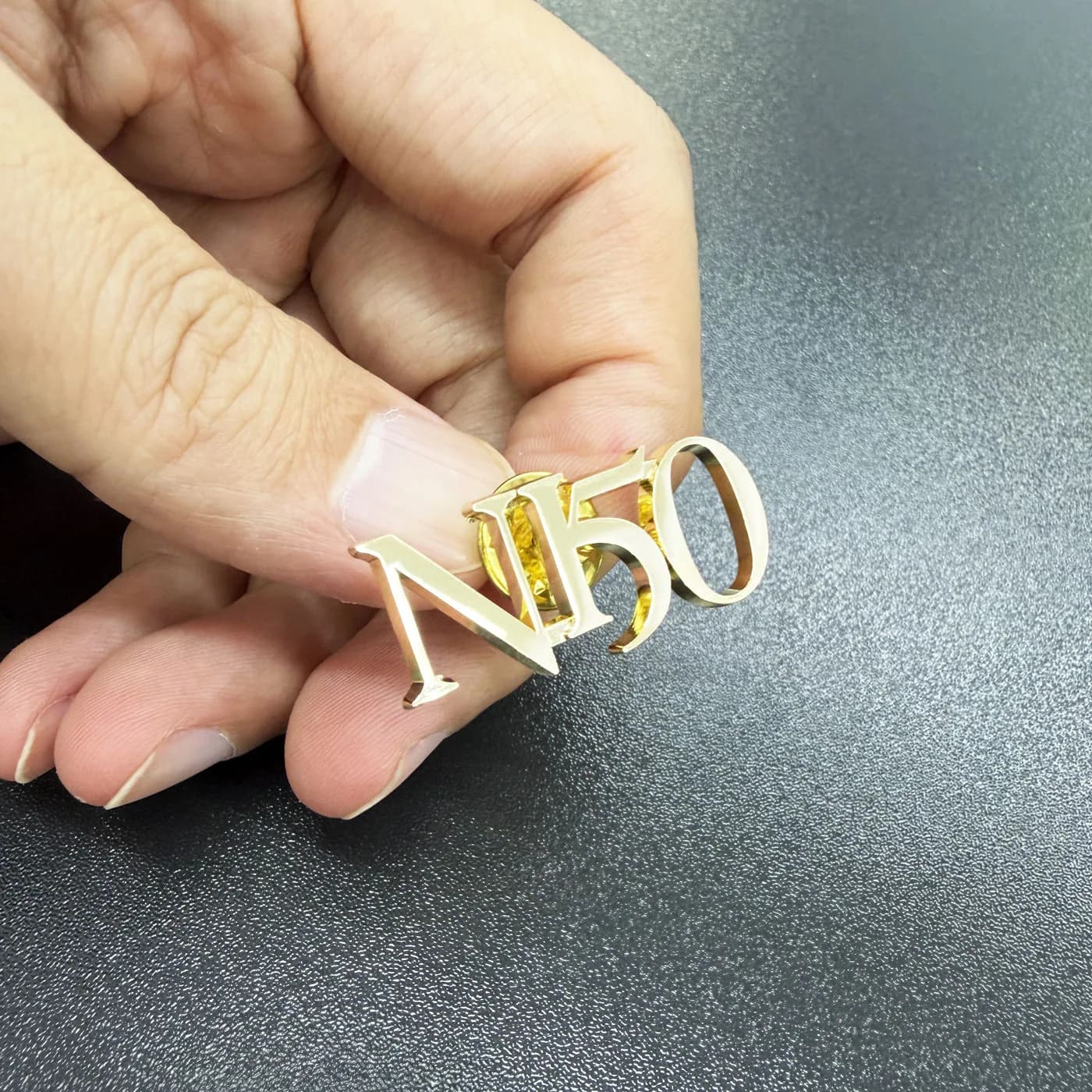 Logo-broche van zinklegering (2/5)
