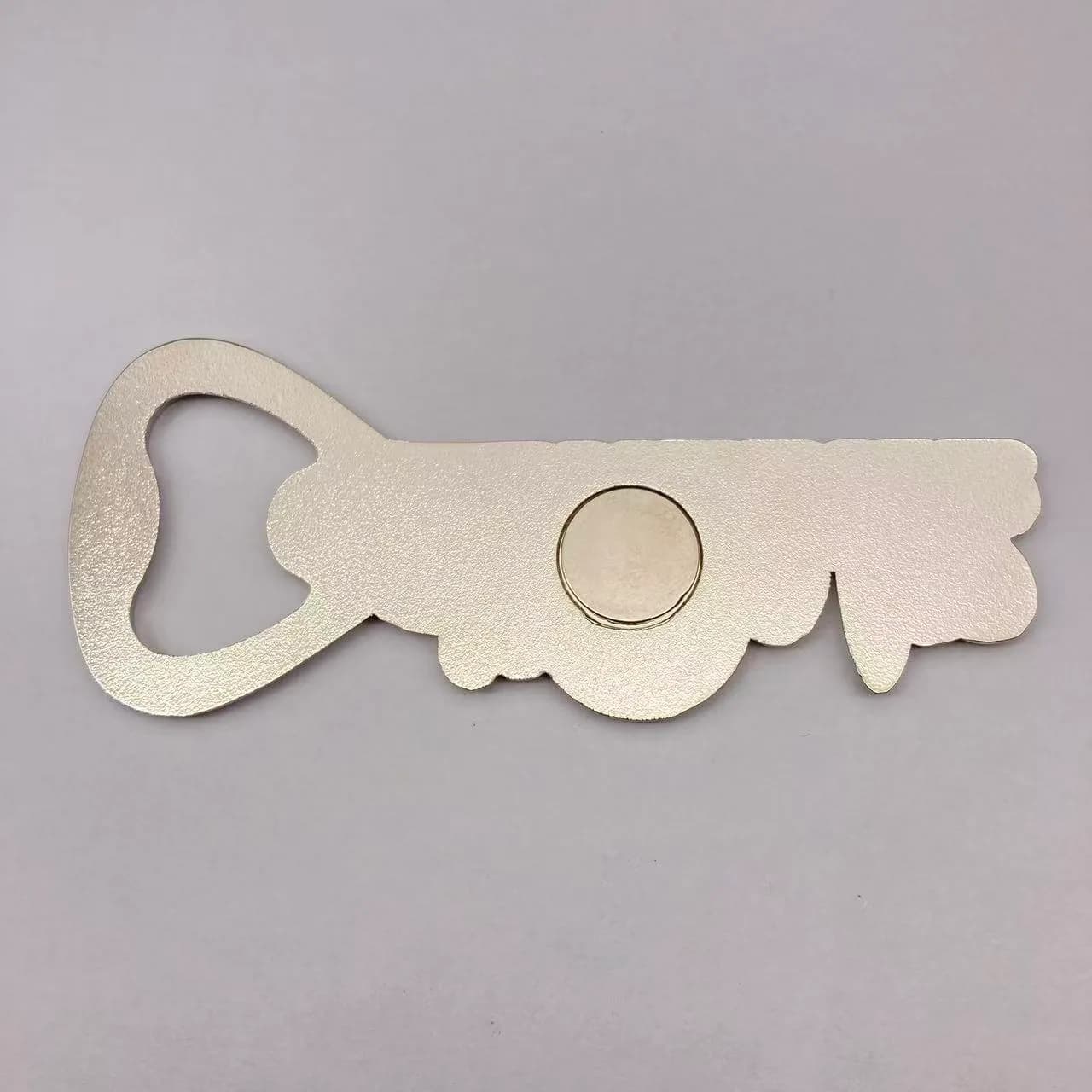 Op maat gemaakte koelkastmagneten in de vorm van een flesopener voor toeristische attracties, van metaal (zinklegering) met een gelakte afwerking (2/3)