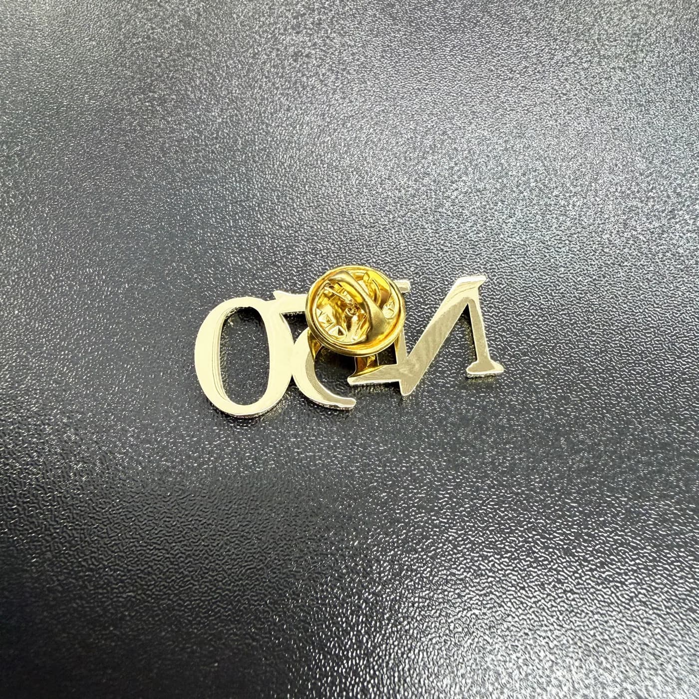 Logo-broche van zinklegering (3/5)