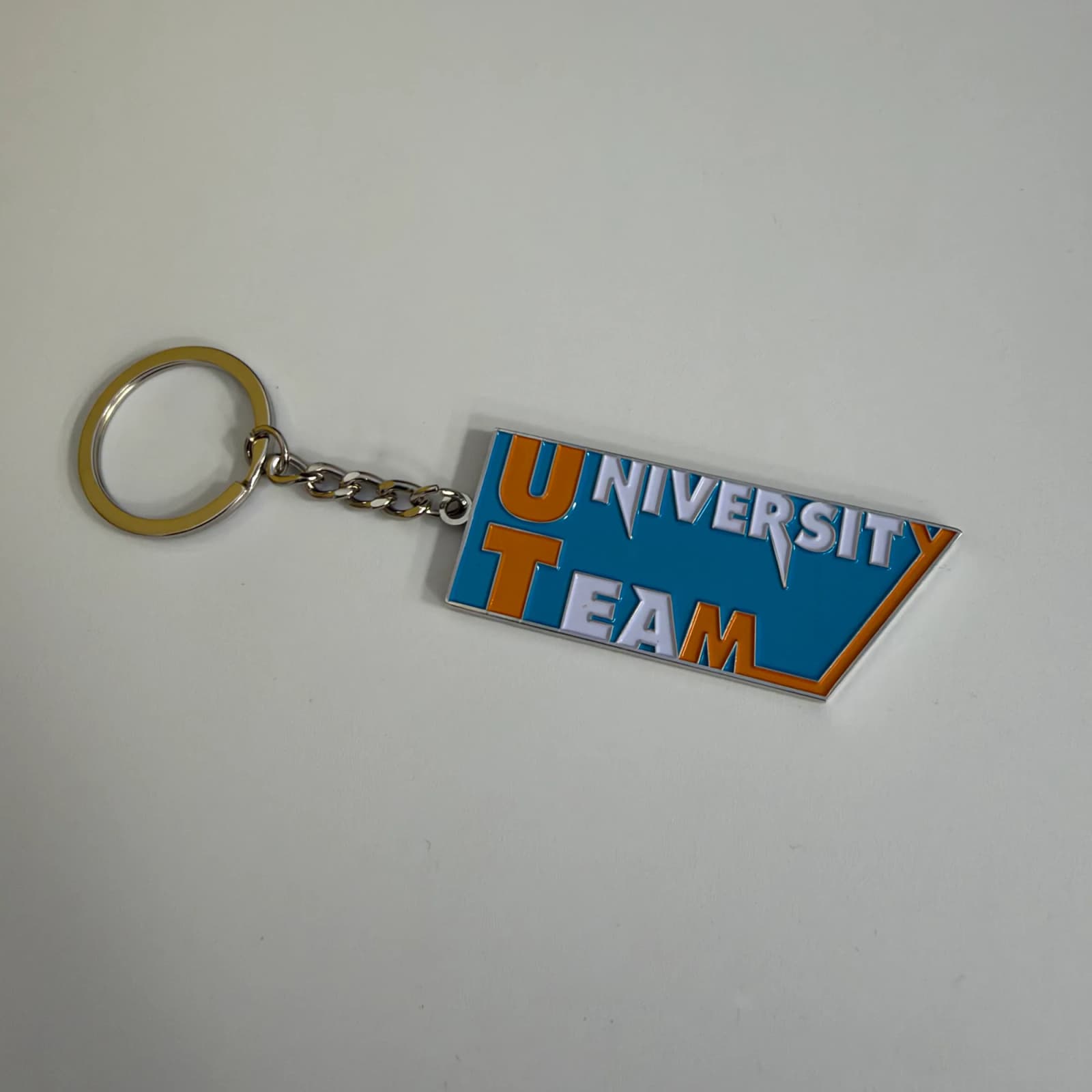 Personalizzazione di portachiavi in metallo con logo scolastico, progettazione e produzione di portachiavi promozionali per eventi, competizioni e prodotti culturali (3/4)
