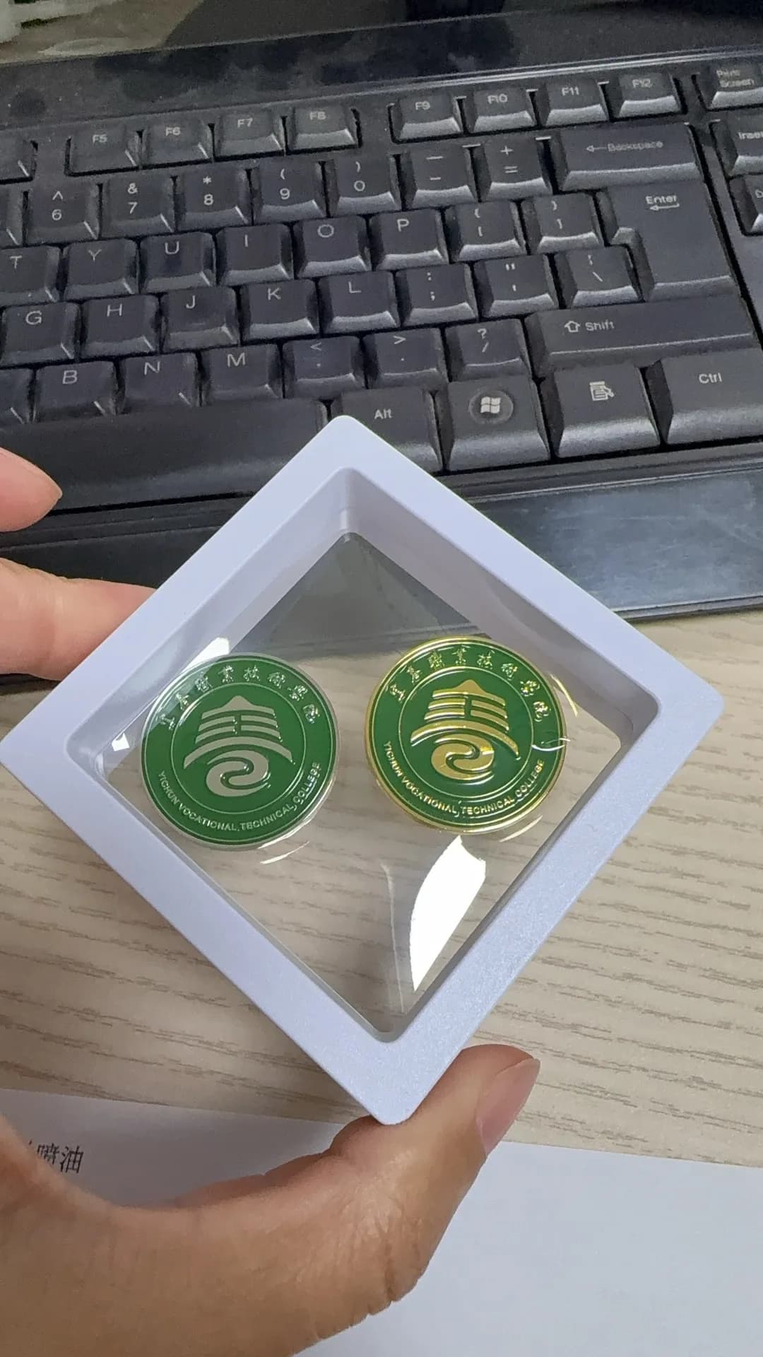 Metalowe odznaki na zamówienie, emblematy szkolne z logo, naszywki na zamówienie, pamiątkowe odznaki na zamówienie (4/4)