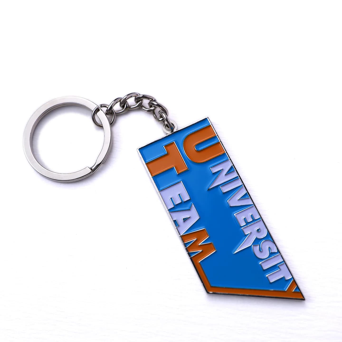 Personalizzazione di portachiavi in metallo con logo scolastico, progettazione e produzione di portachiavi promozionali per eventi, competizioni e prodotti culturali (1/4)